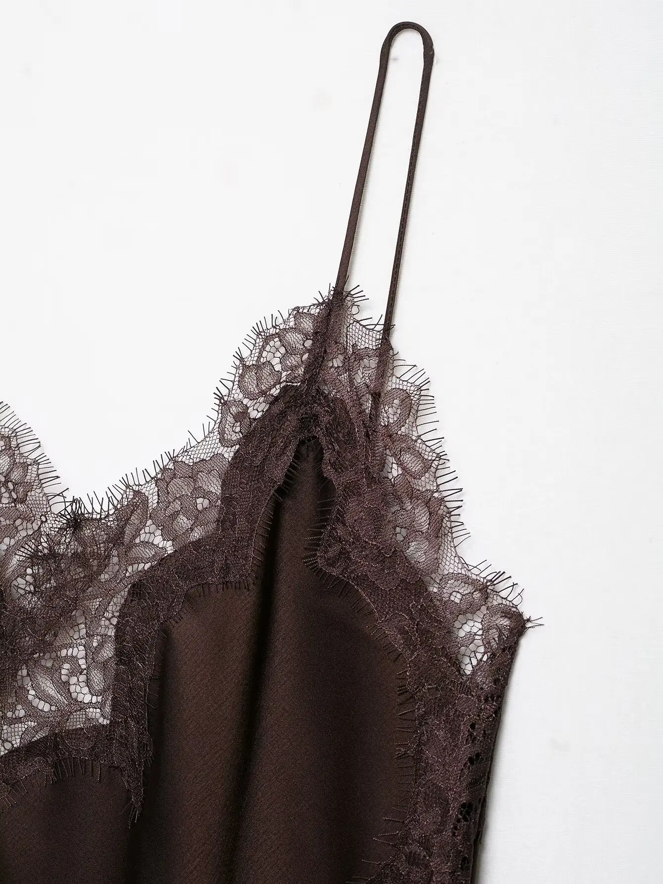 Robe en satin et en dentelle – Image 16