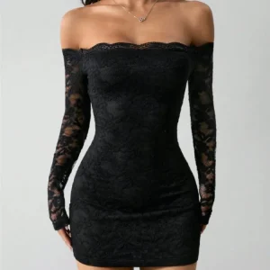 Robe en dentelle noire courte