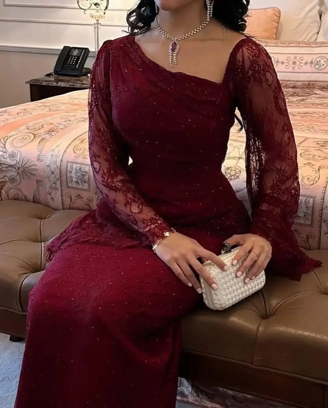 Robe en dentelle bordeaux avec une coupe slim – Image 8