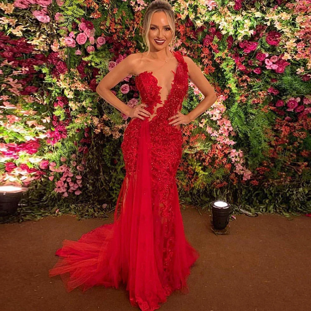Robe en dentelle rouge