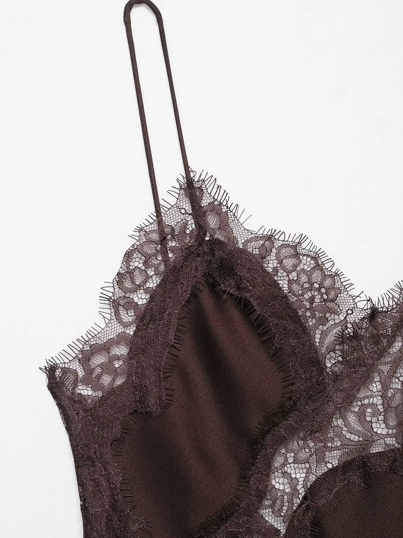 Robe en satin et en dentelle – Image 11
