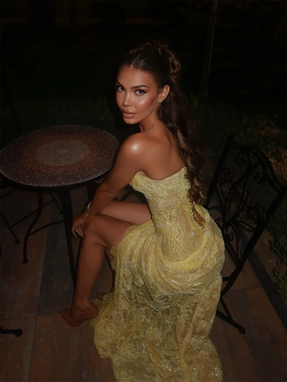détail de dentelle sur robe jaune