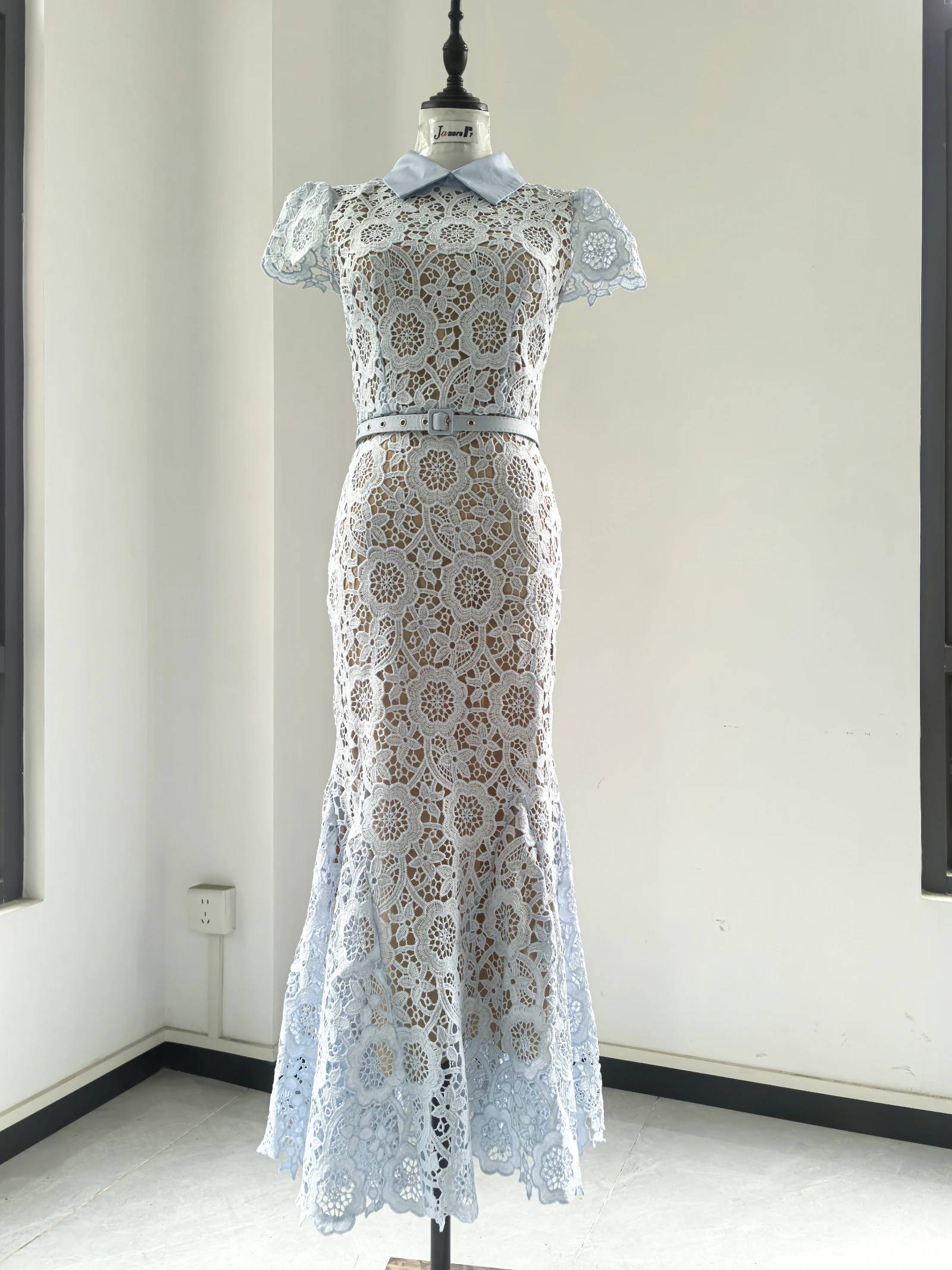 Longue robe en dentelle raffinée