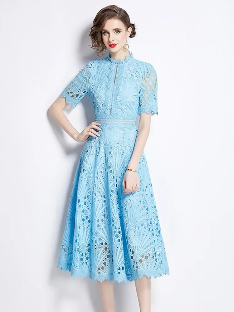 femme en robe dentelle verte