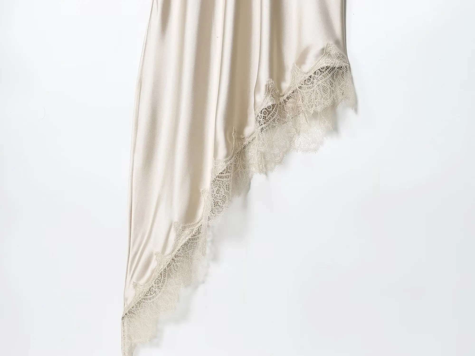 femme en robe dentelle