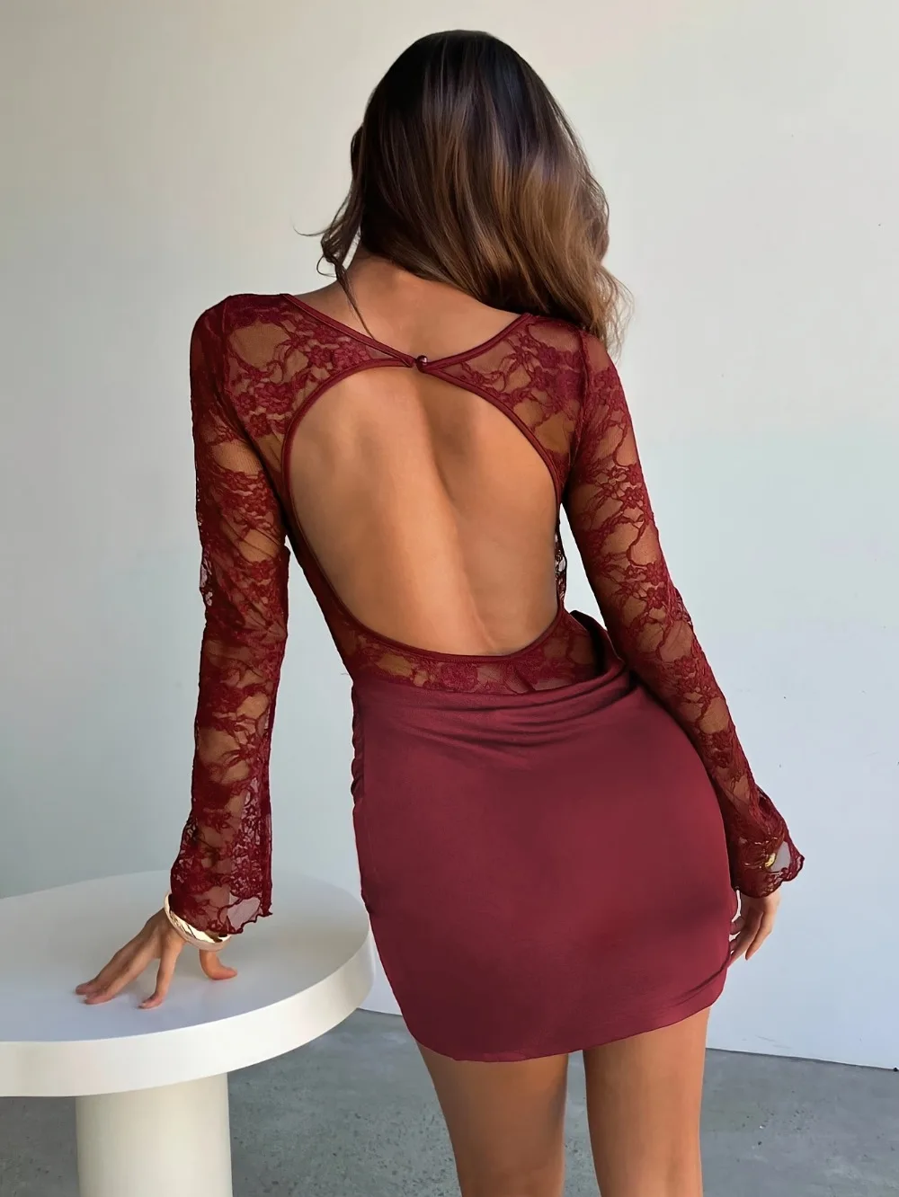 Robe en dentelle bordeaux – Image 8