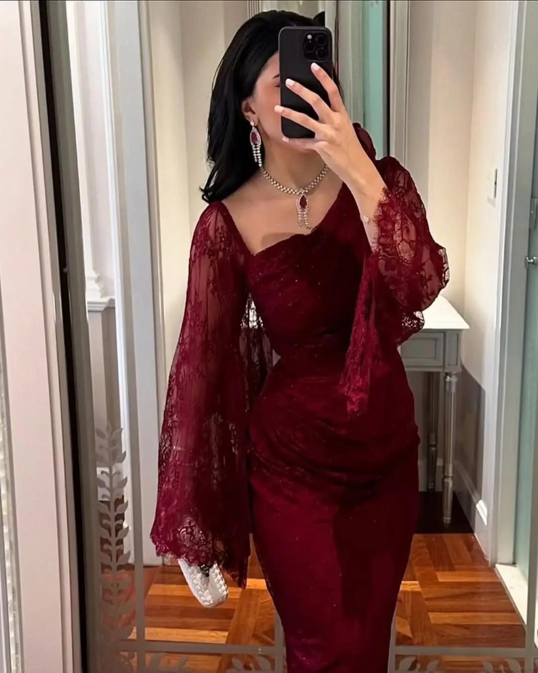 Robe en dentelle bordeaux avec une coupe slim – Image 7