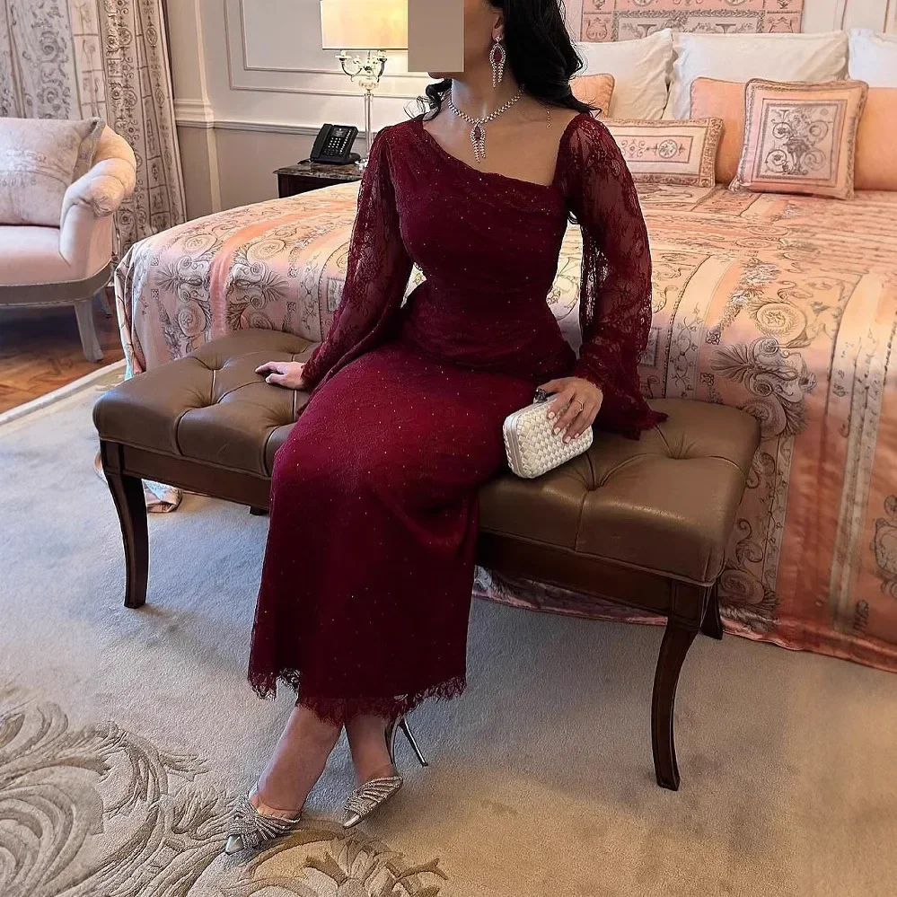 Robe en dentelle bordeaux avec une coupe slim – Image 3