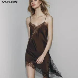 Robe en satin et en dentelle