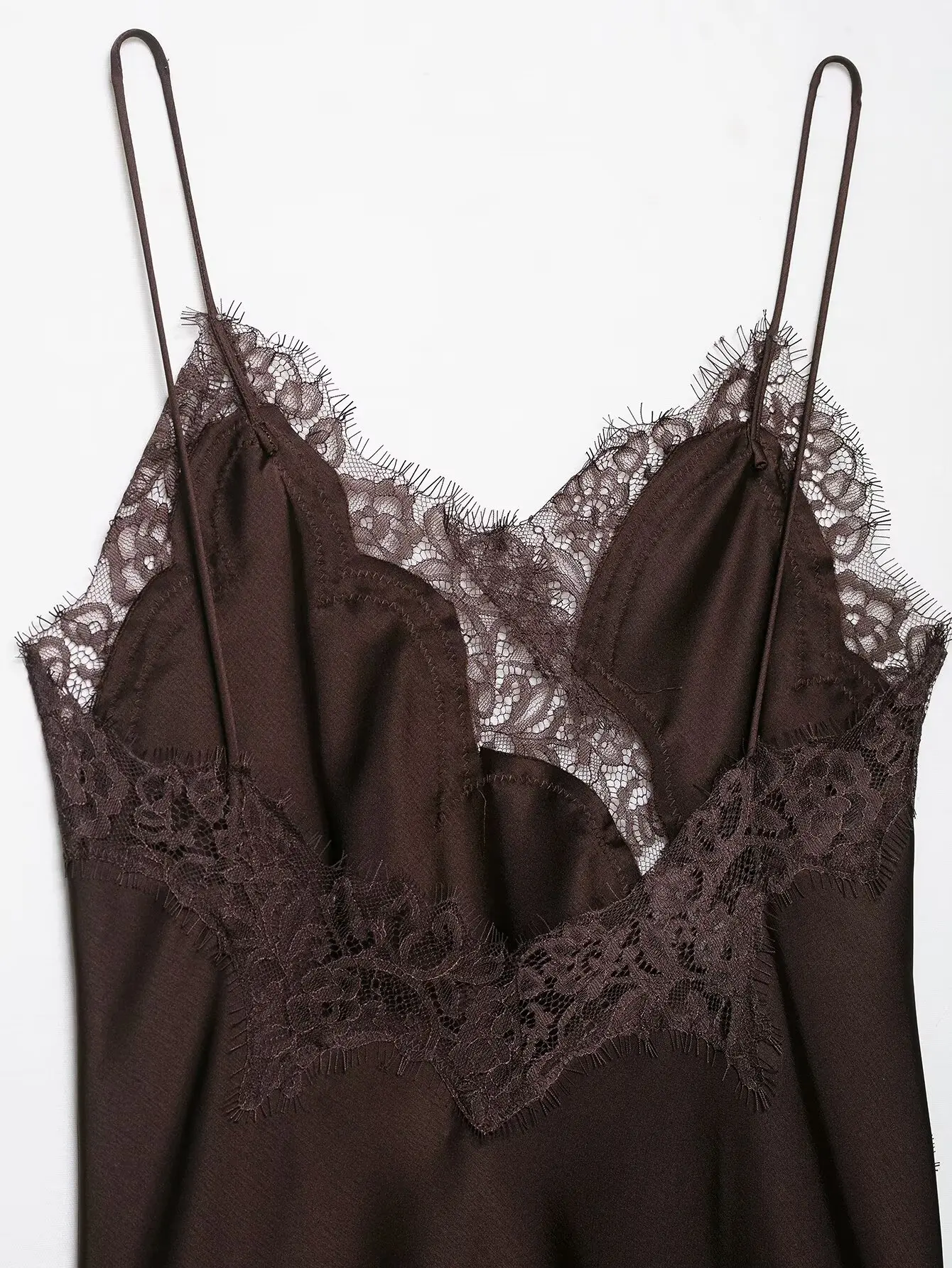 Robe en satin et en dentelle – Image 18