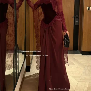 Robes en dentelle bordeaux manches cape
