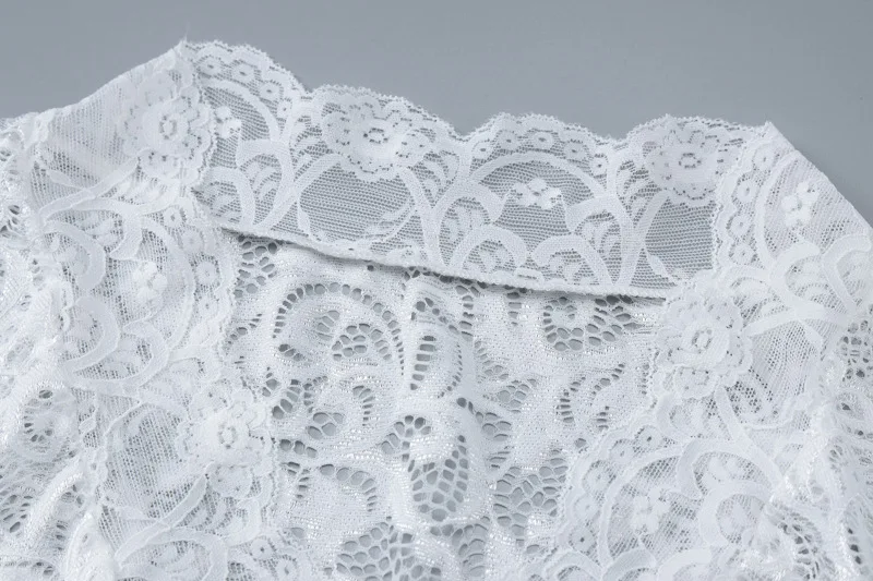 Robe en dentelle noire modernité