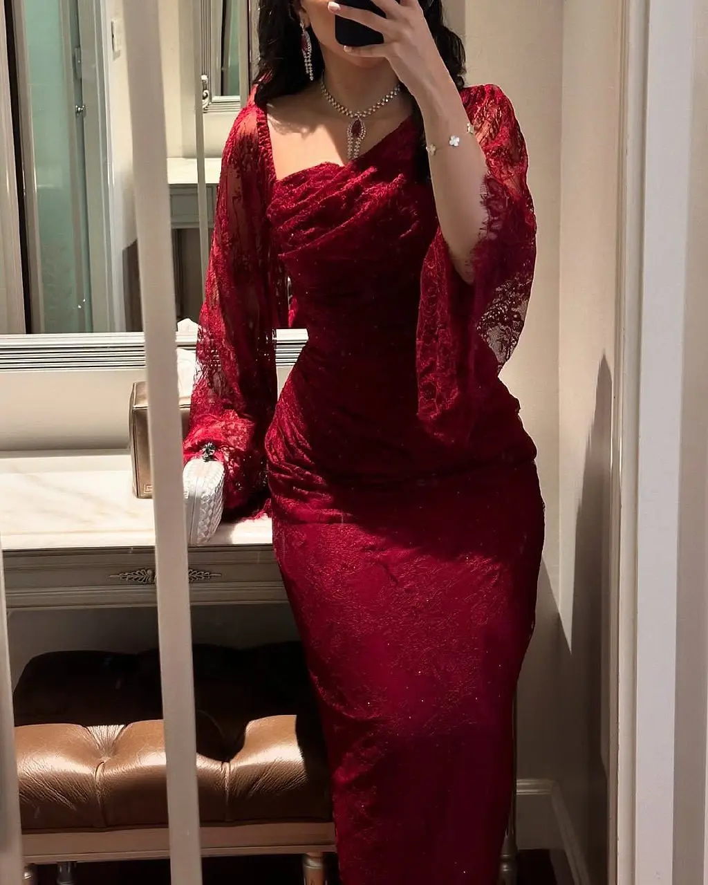Robe en dentelle bordeaux avec une coupe slim – Image 6