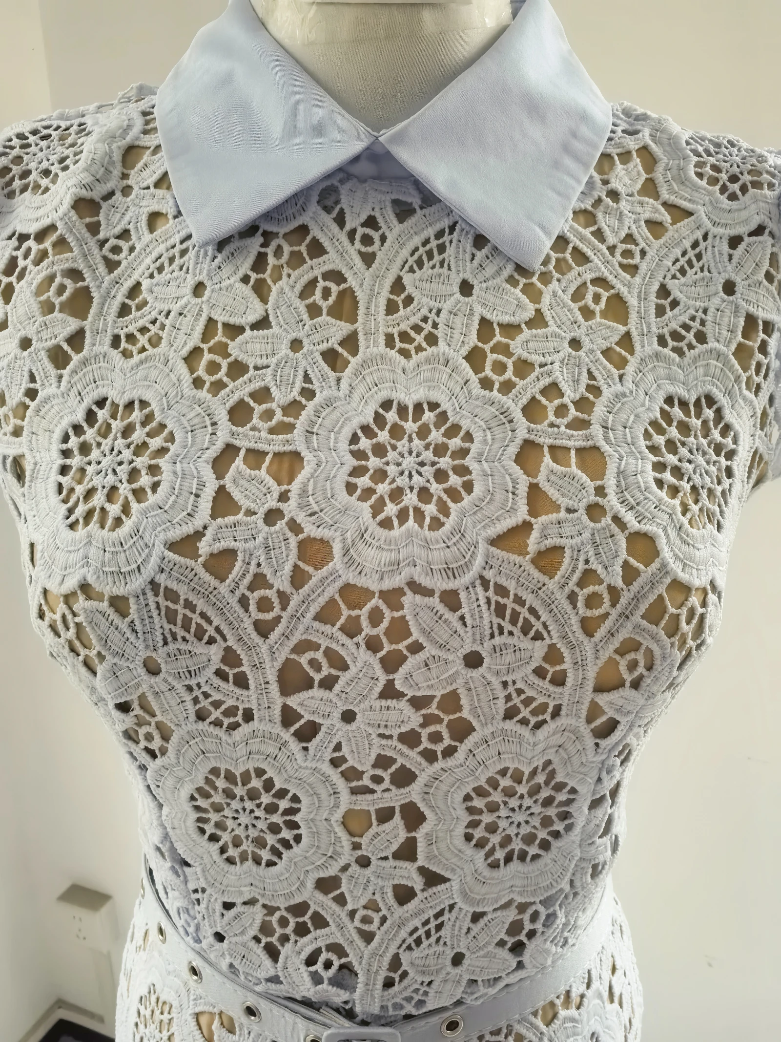Silhouette élancée avec robe en dentelle