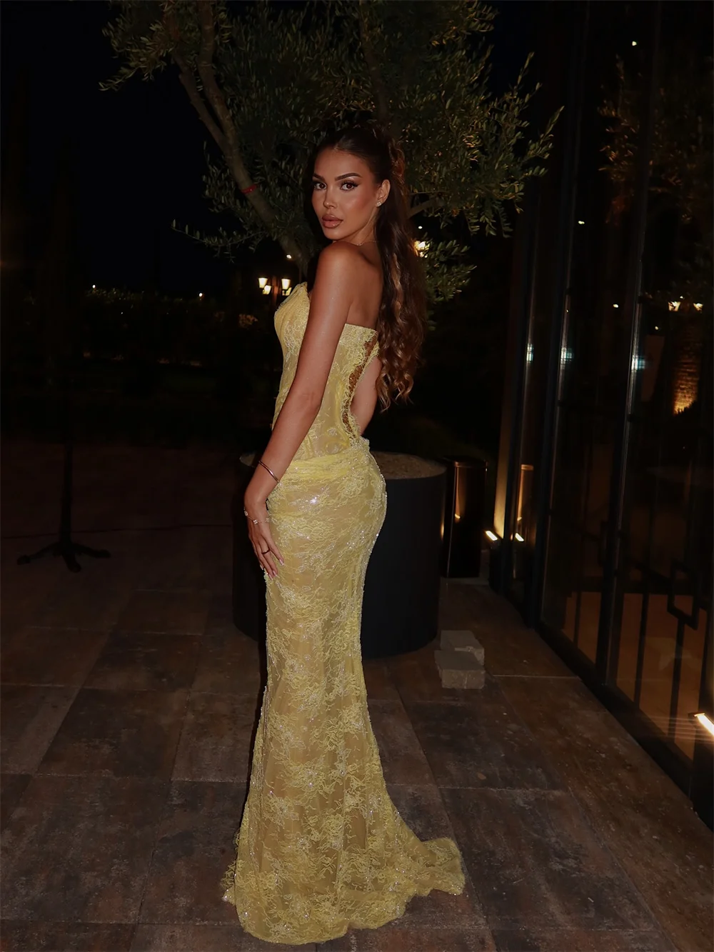 robe jaune avec dentelle