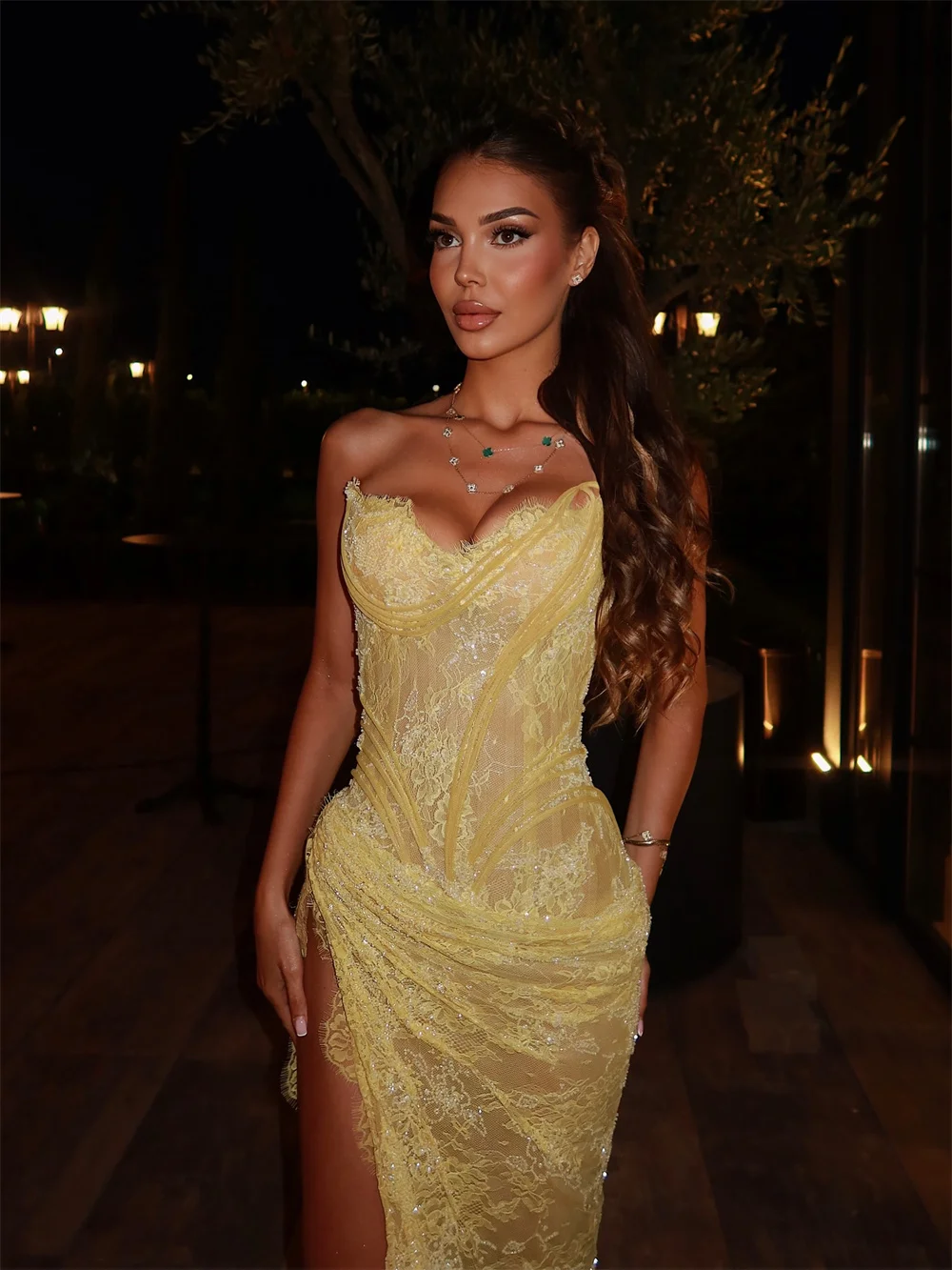 fente haute robe dentelle jaune