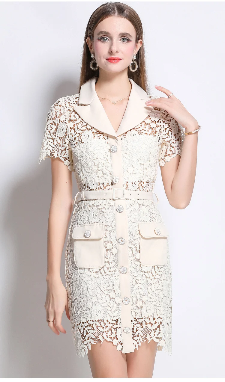 gala en robe rose dentelle
