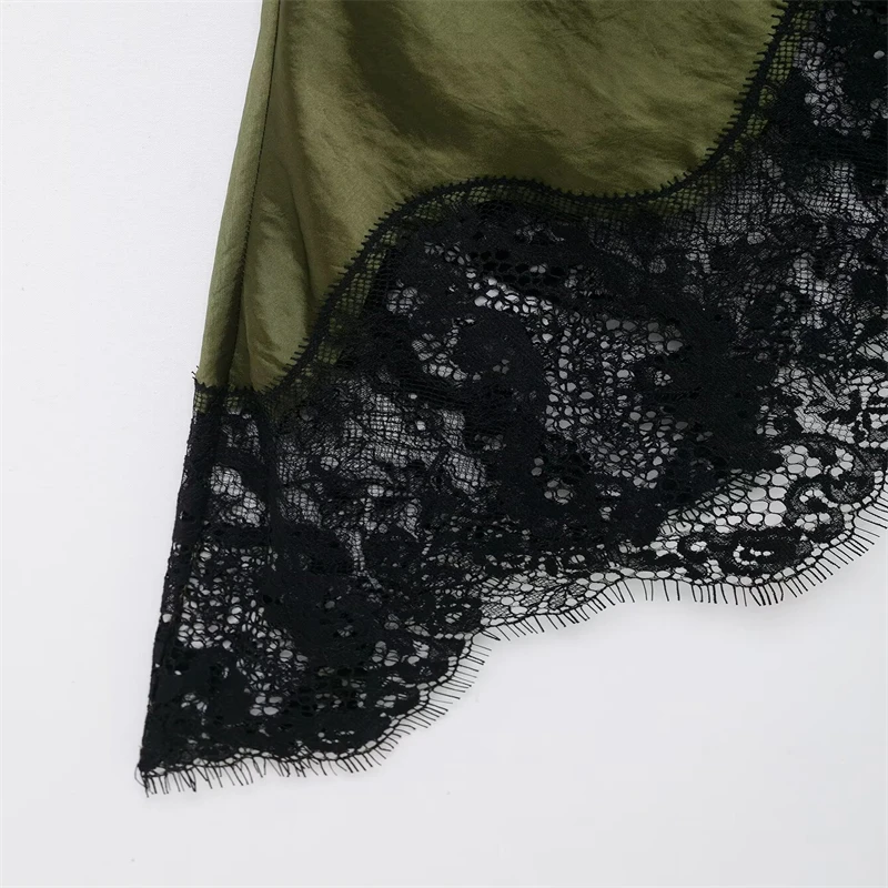 robe avec encolure audacieuse