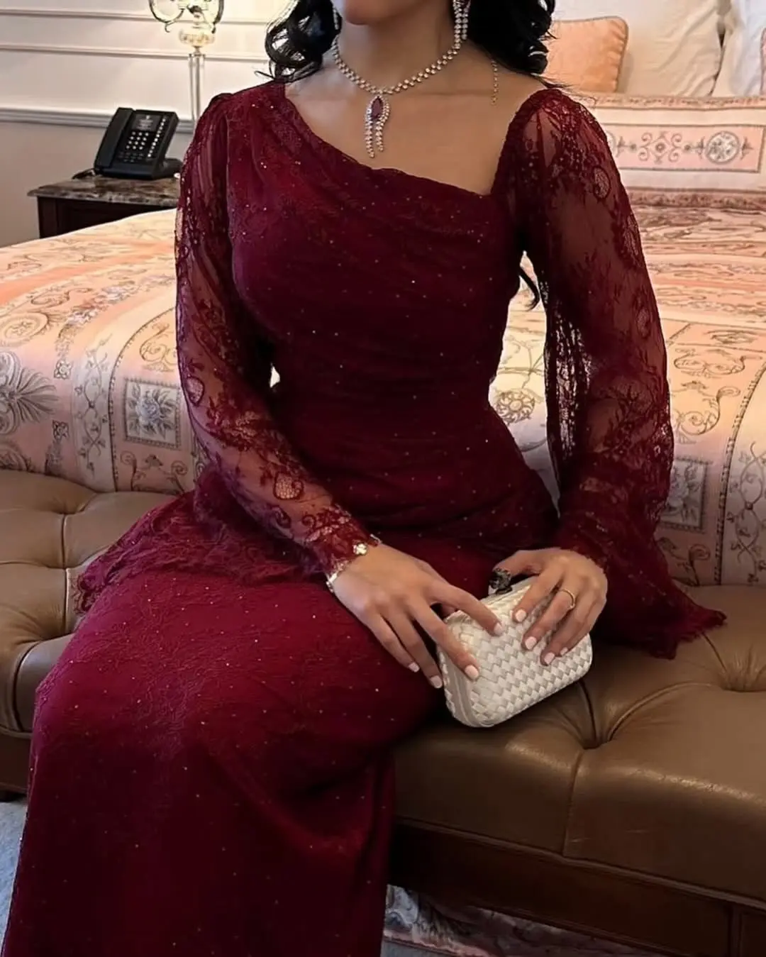 Robe en dentelle bordeaux avec une coupe slim – Image 11