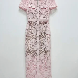 robe en dentelle rose avec diamants