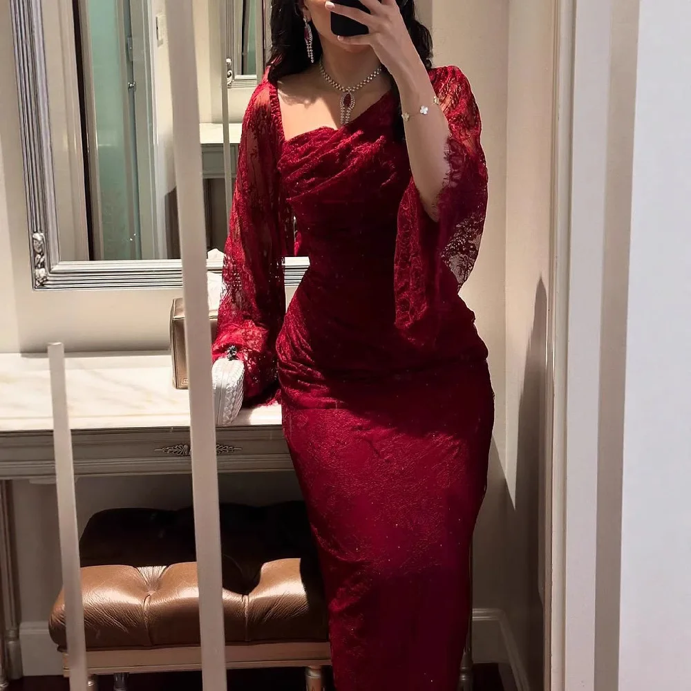Robe en dentelle bordeaux avec une coupe slim – Image 2