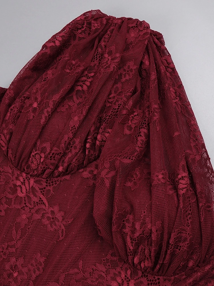 robe moulante en dentelle bordeaux