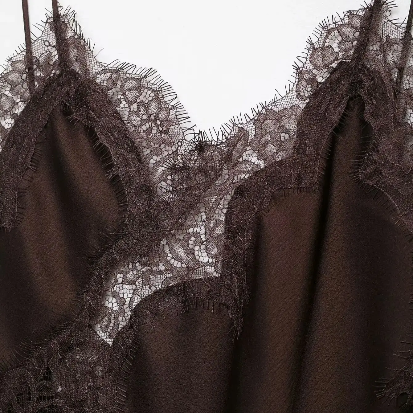 Robe en satin et en dentelle – Image 4