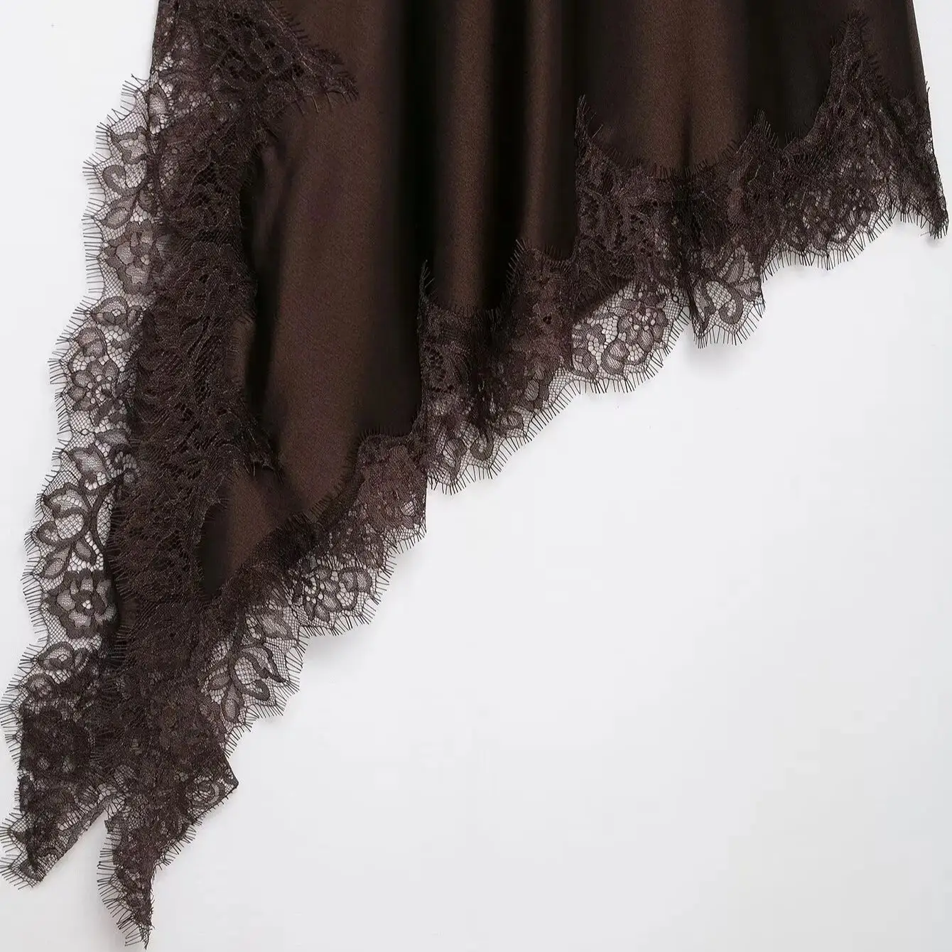 Robe en satin et en dentelle – Image 6