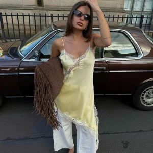 robe en dentelle jaune à fines bretelles
