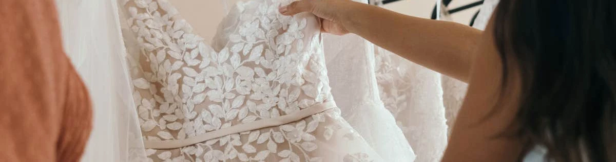 robe dentelle mariage extérieur