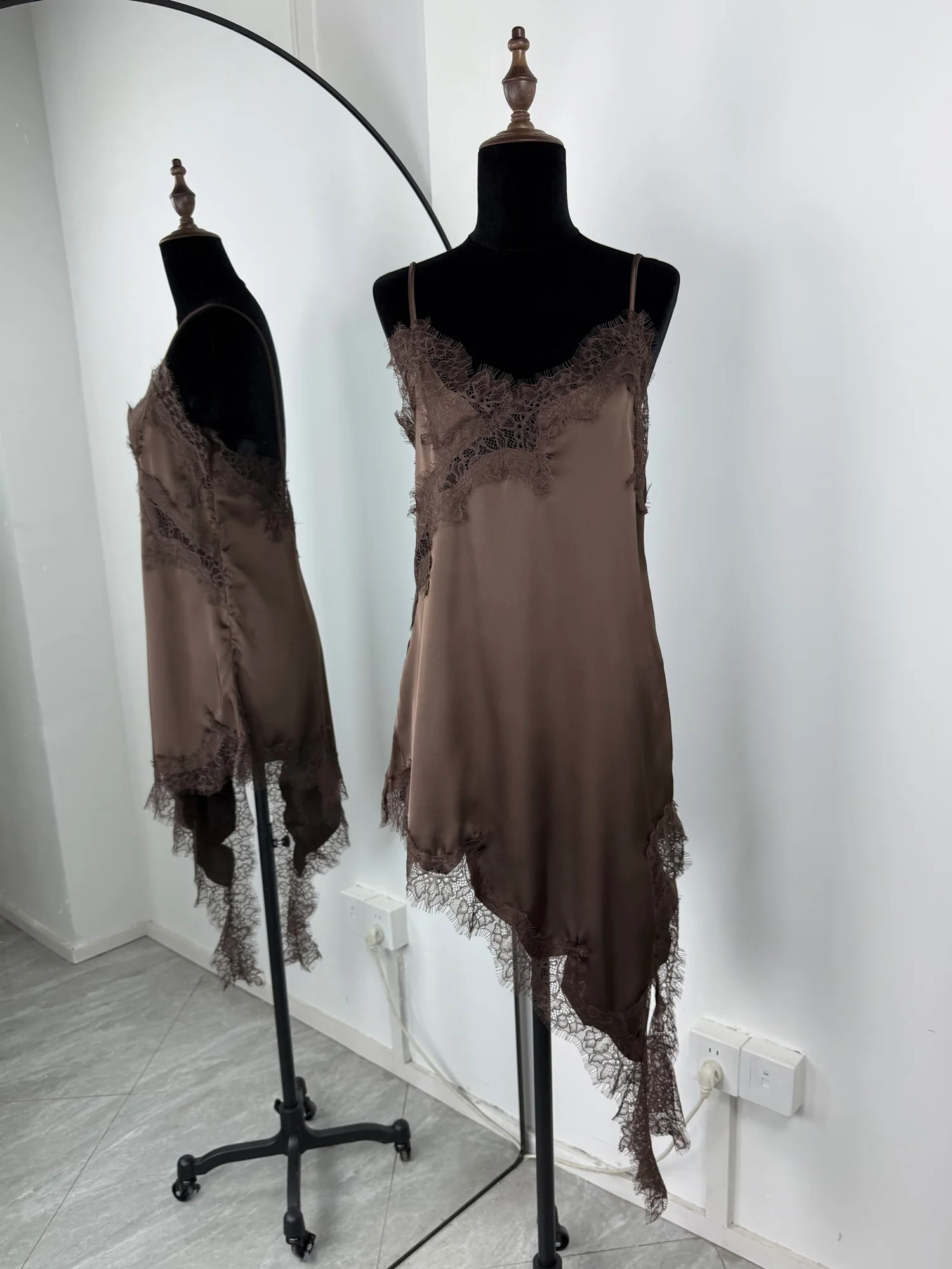 robe sans manches dentelle