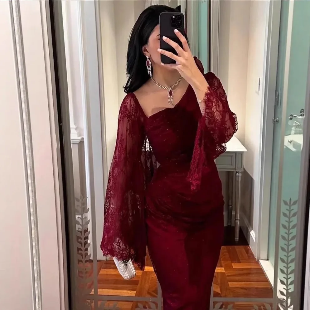 Robe en dentelle bordeaux avec une coupe slim – Image 4