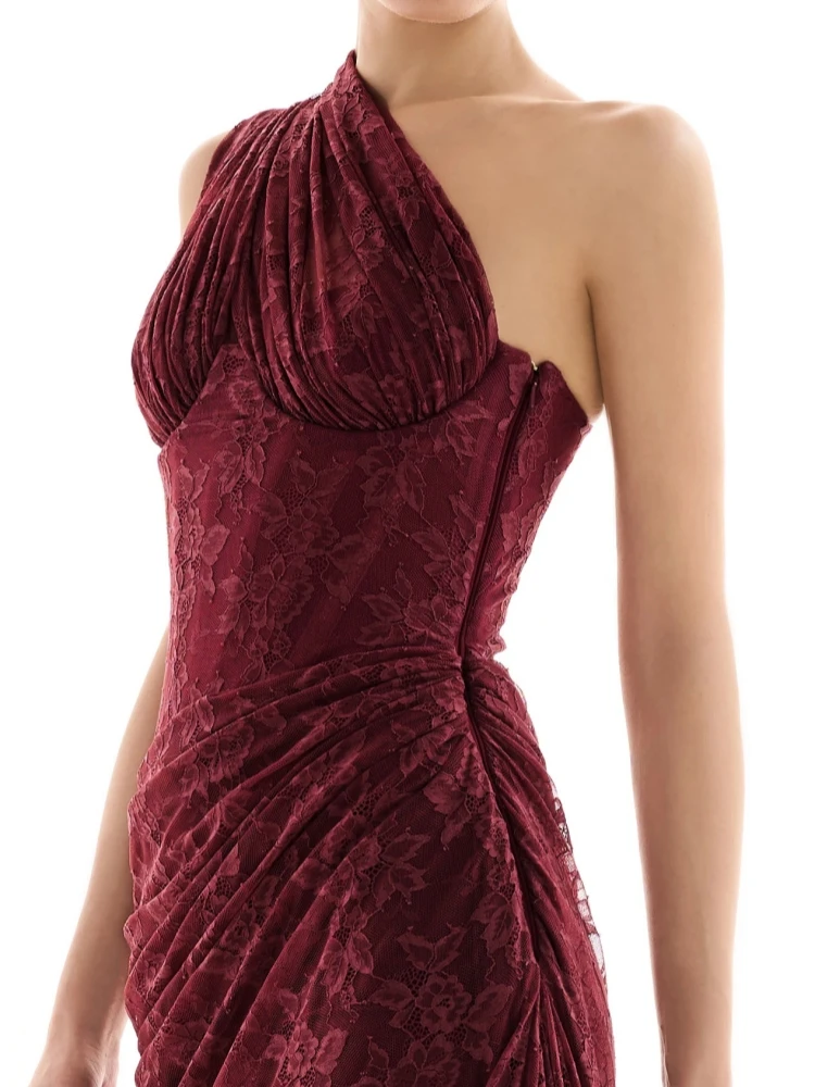 tenue chic bordeaux dentelle