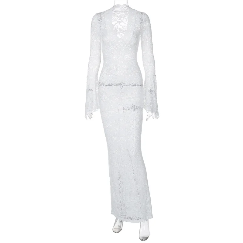 Robe noire à dentelle sophistiquée