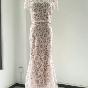 Longue robe en dentelle
