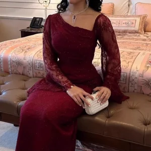 Robe en dentelle bordeaux avec une coupe slim
