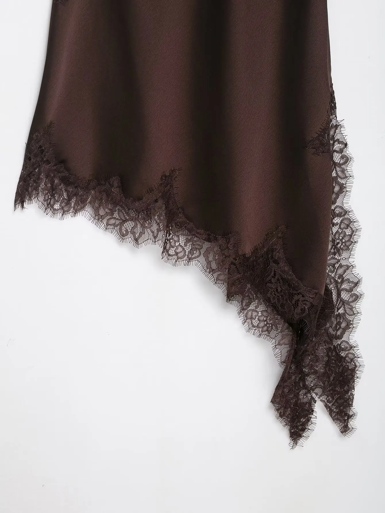 Robe en satin et en dentelle – Image 13