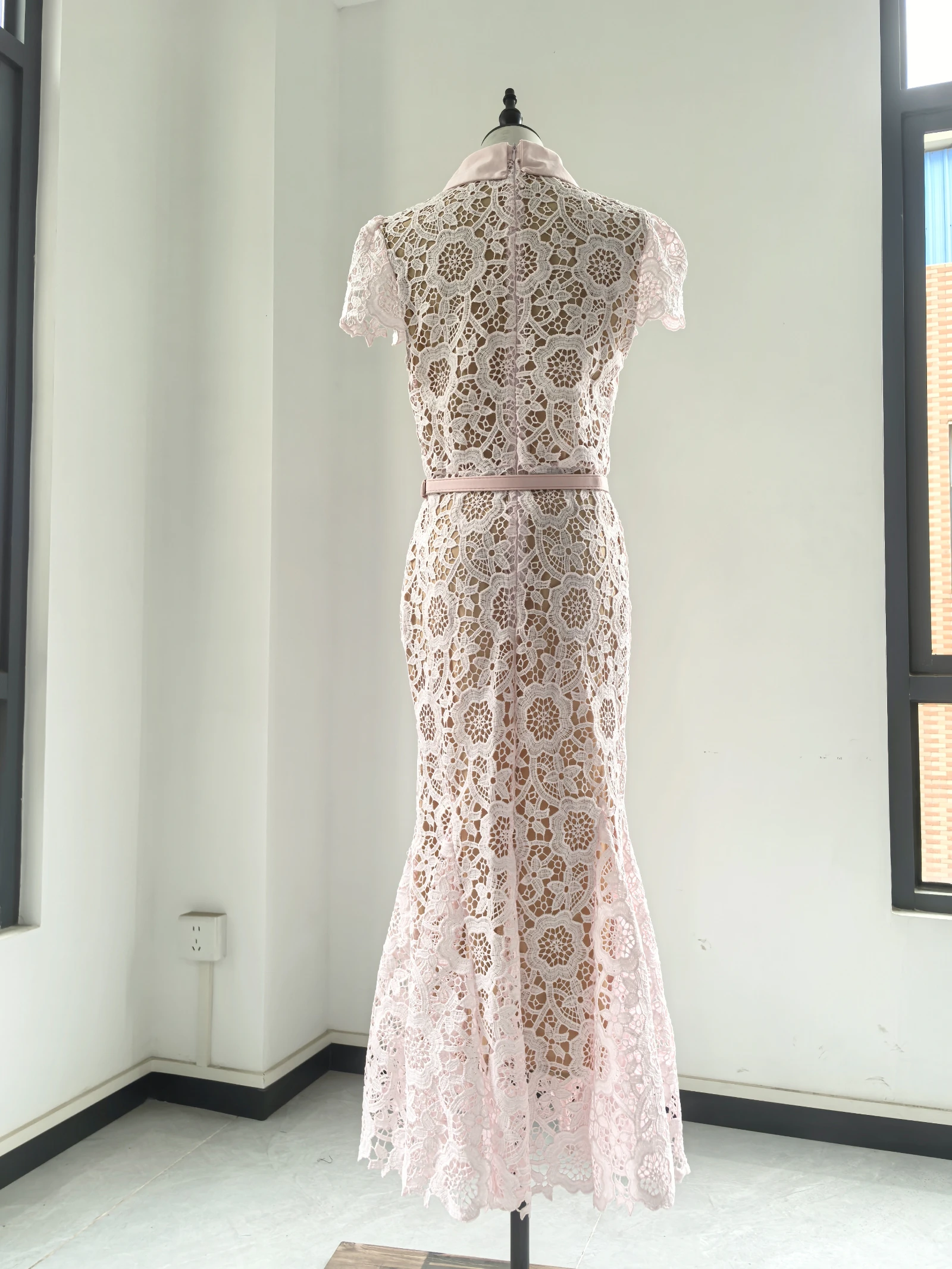 Robe en dentelle moderne