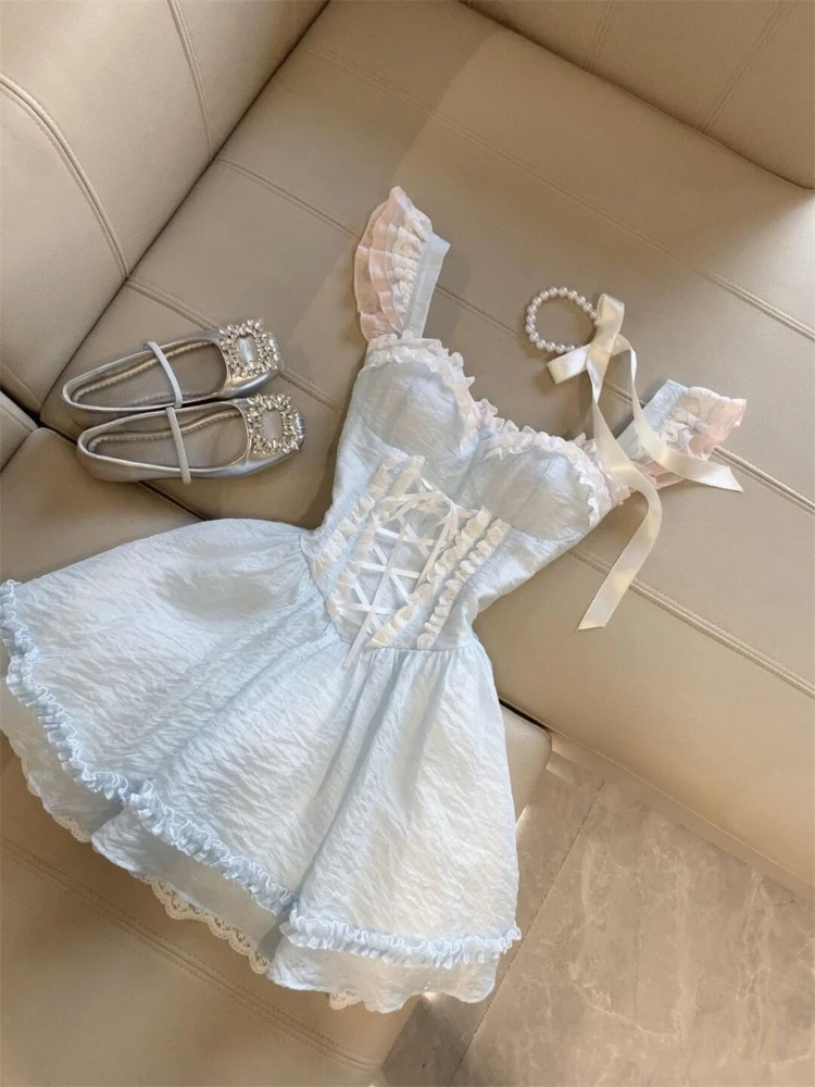 Détail dentelle robe bleue