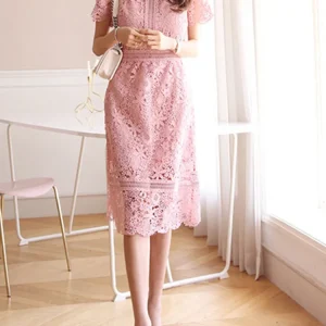 robe en dentelle rose classique
