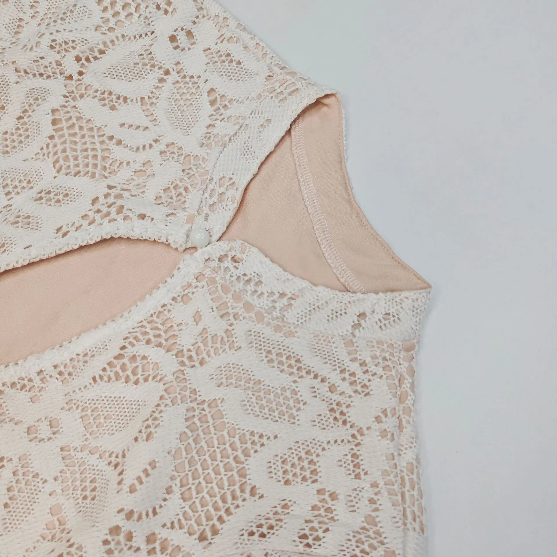 Robe beige en dentelle – Image 9