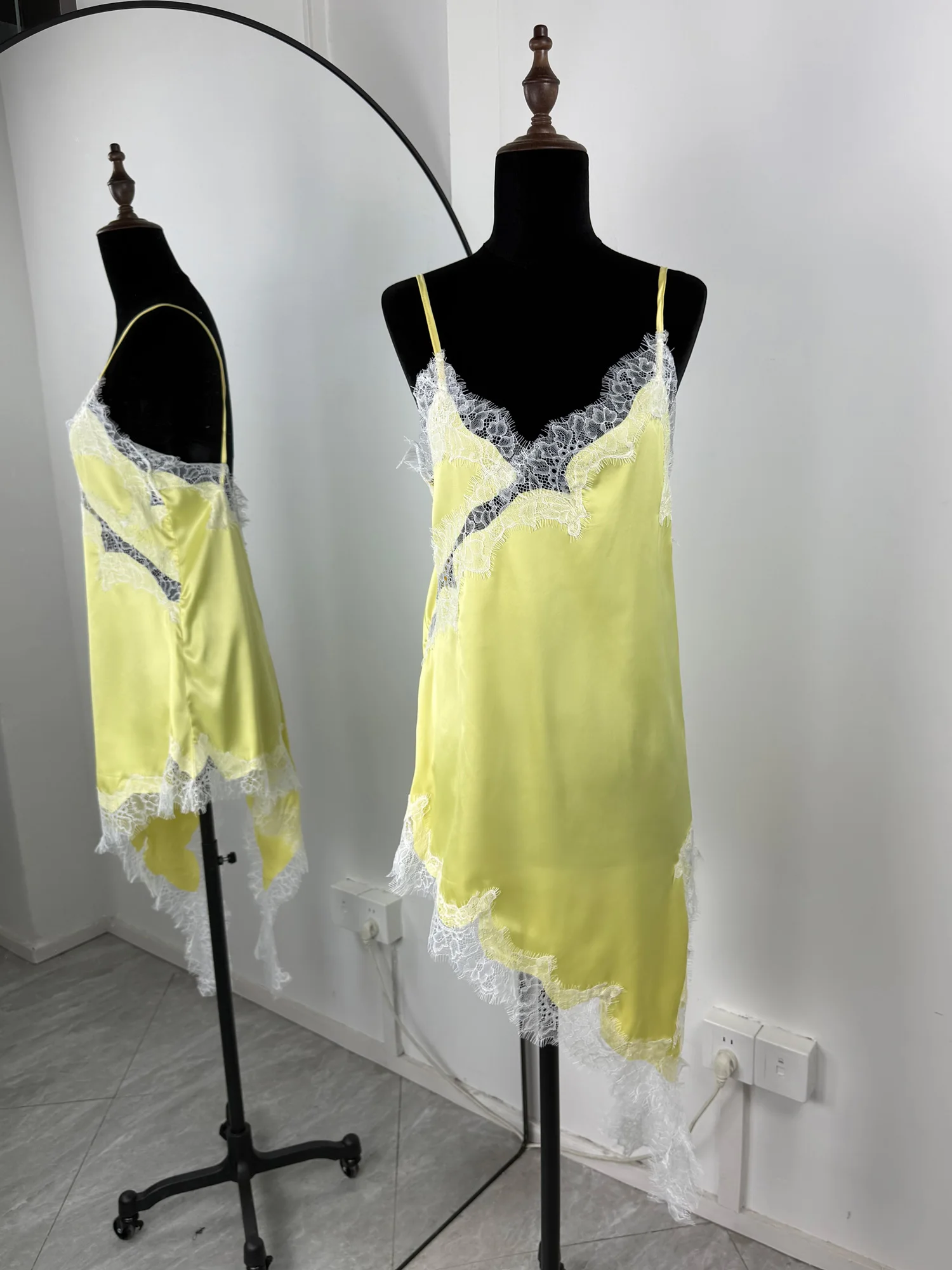 modèle mini robe dentelle