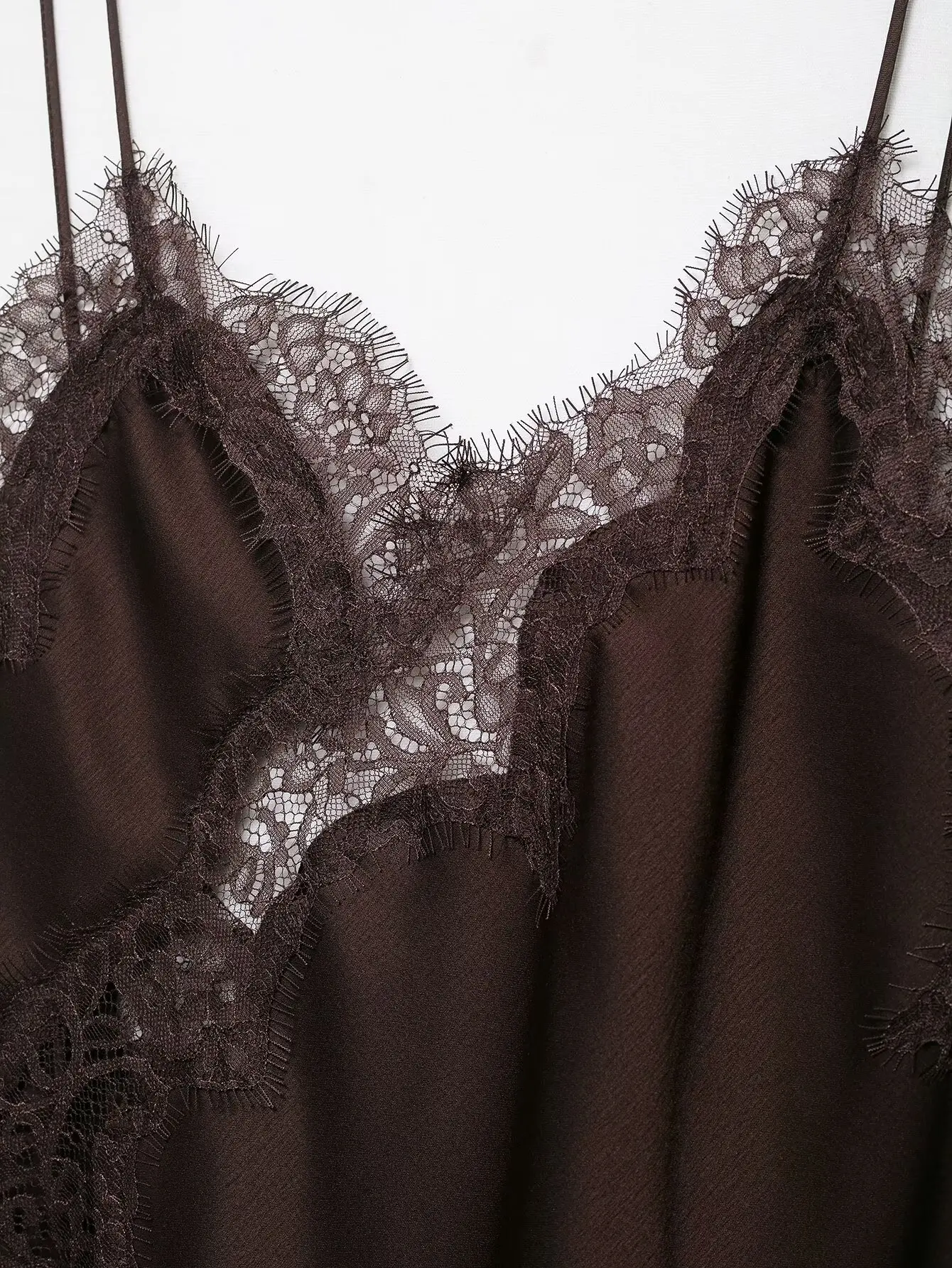 Robe en satin et en dentelle – Image 15