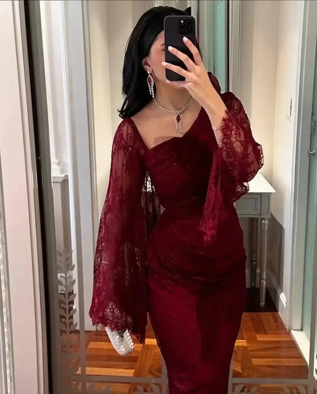 Robe en dentelle bordeaux avec une coupe slim – Image 10