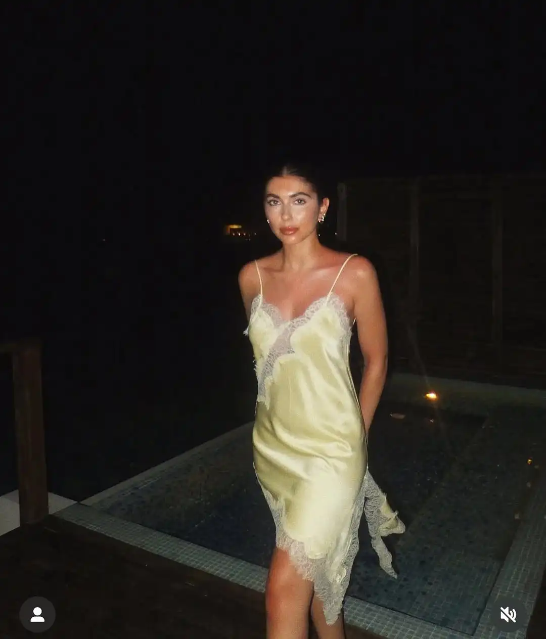 robe jaune en texture dentelle