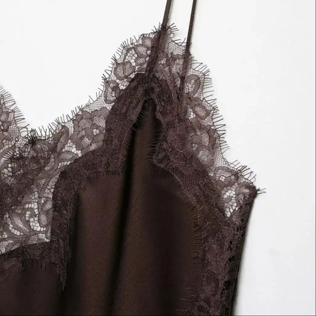 Robe en satin et en dentelle – Image 6