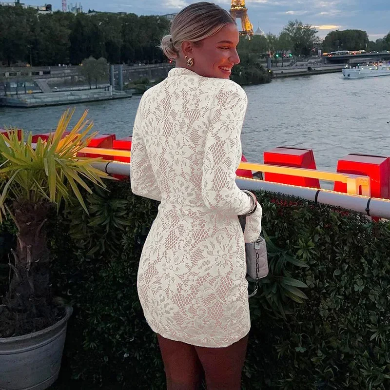 élégance beige en dentelle