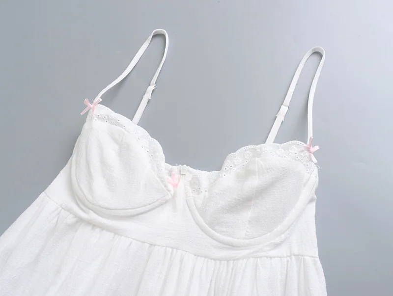 Robe à la coupe courte en dentelle