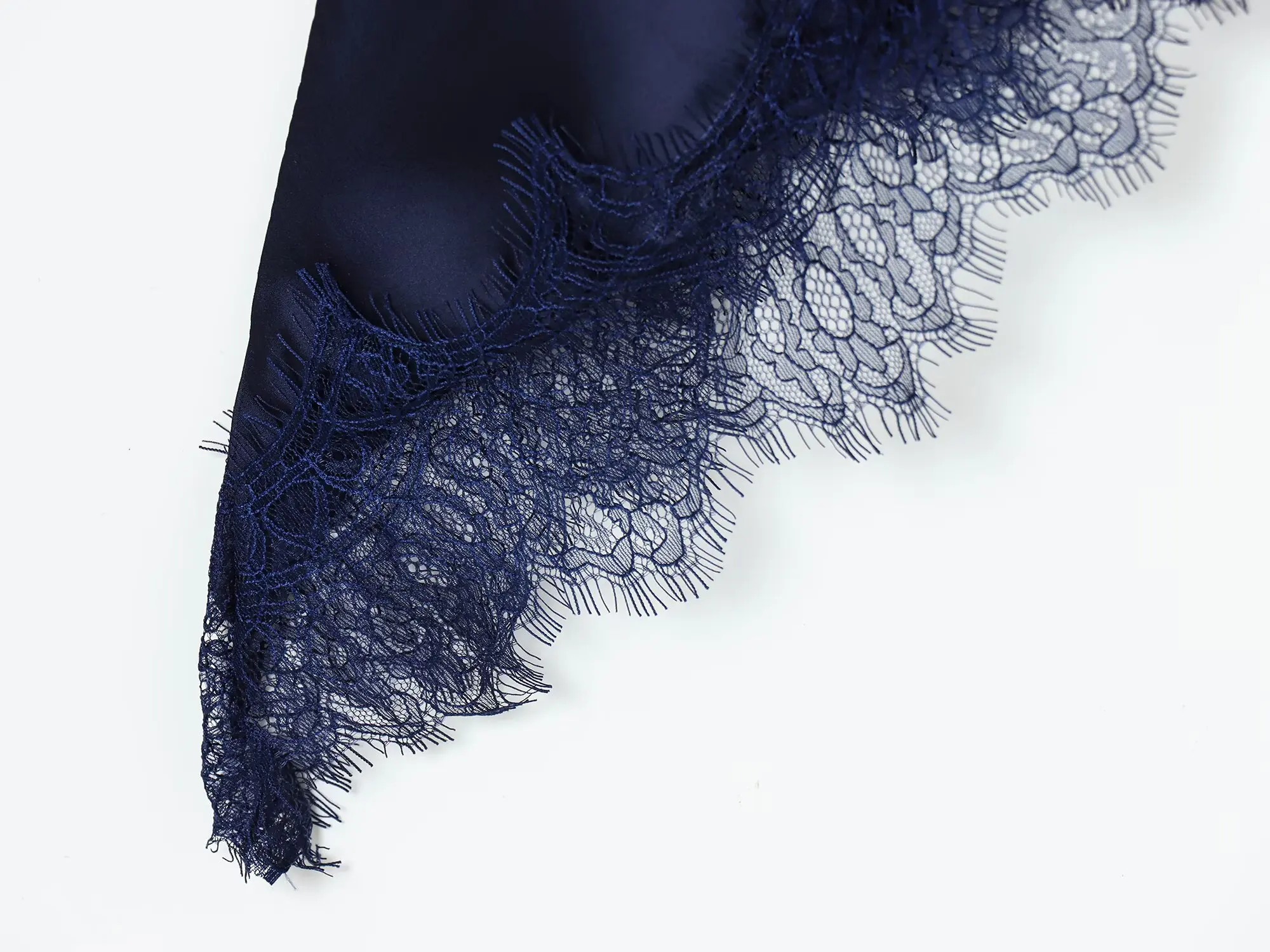 robe asymétrique au-dessus du genou