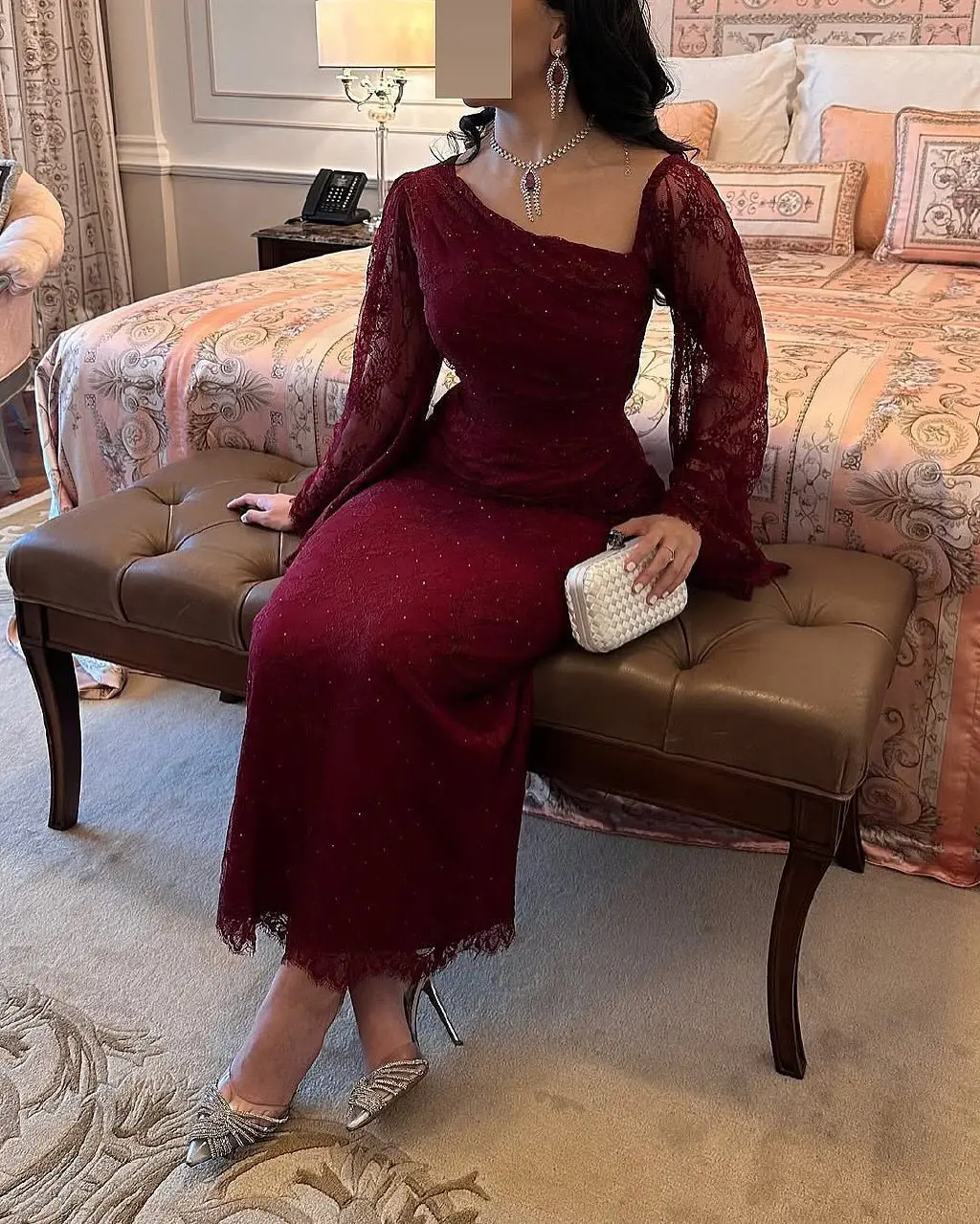 Robe en dentelle bordeaux avec une coupe slim – Image 9